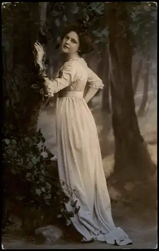 Ansichtskarte  Lassiv schauende Frau im Wald - Künstlerkarte 1913