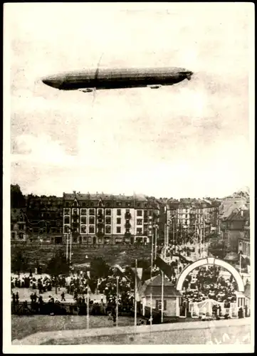 Ansichtskarte  Flugwesen - Zeppelin über einer Stadt REPRO 1928/1970 REPRO