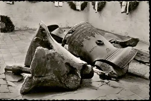 Lübeck St. Marien Gedenkstätte mit den zerstörten Glocken im Südturm 1960