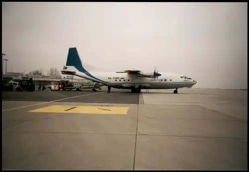 Flugzeug Airplane Avion Propeller auf der Rollbahn 2004 Privatfoto Foto