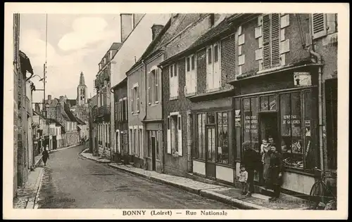 CPA Bonny-sur-Loire Rue Nationale - Familie vor Geschäft 1928