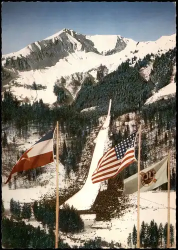 Oberstdorf (Allgäu) Skisprungschanze mit Jugoslawien und USA Flagge 1968