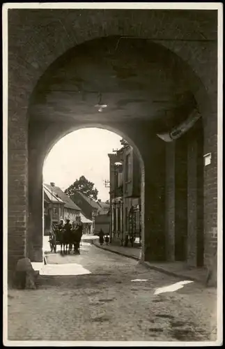 Ansichtskarte Kamenz Kamjenc Straßen - Tordurchblick - Fuhrwerk 1930