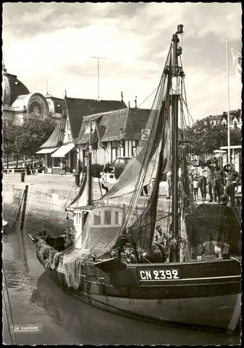 CPA Trouville-sur-Mer Hafen, Straße - Auto, Fischerboot 1966