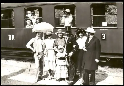 Fahrgäste in Kleidung aus der Zeit um die Jahrhundertwende 1983