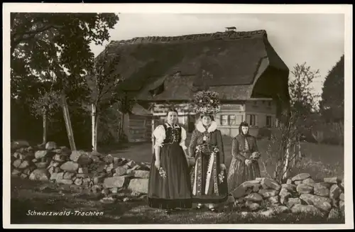 Schwarzwald (Allgemein) Schwarzwald Trachten/ Typen vor Haus Fotomontage 1940