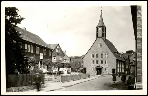 Ansichtskarte Schmiedefeld (Rennsteig) Straßenpartie an der Kirche 1954