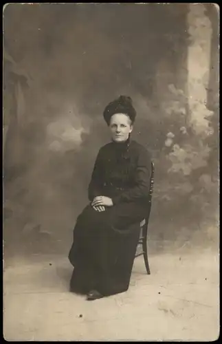 Menschen / Soziales Leben - Frauen in schwarzer Kleidung Atelierfoto 1913 Privatfoto
