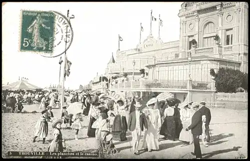 CPA Trouville-sur-Mer Les planches et le casino 1910