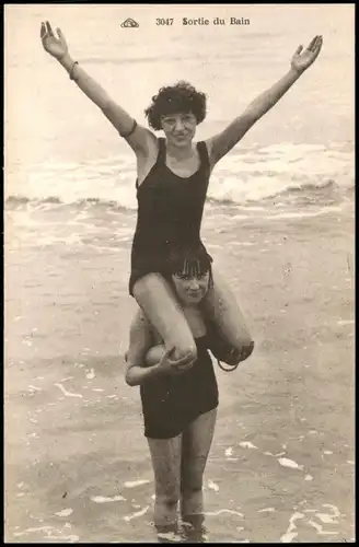.Frankreich Sortie du Bain; 2 Frauen in Bade-Kleidung am Meer 1910