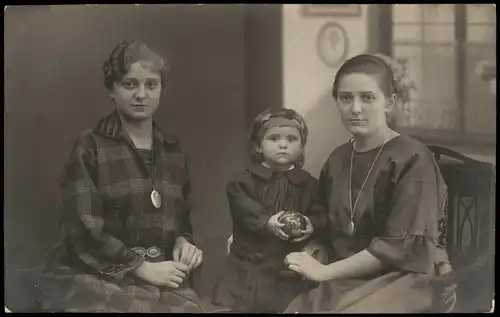Menschen Soziales Leben Familienfoto 2 Frauen mit Kind 1910 Privatfoto