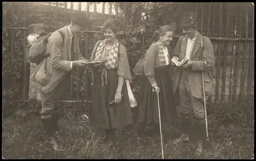 Menschen Soziales Leben Gruppenfoto 2 Paare (auf Wanderschaft) 1920 Privatfoto