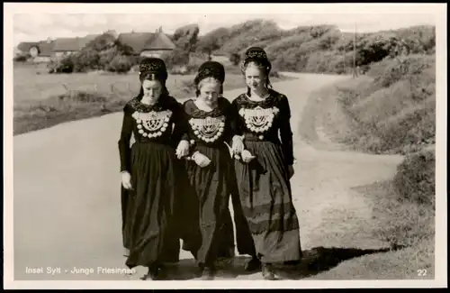 Ansichtskarte Sylt Insel Sylt Junge Friesinnen in Trachten-Kleidung 1940