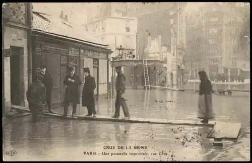 CPA Paris Crue de Seine Une passerelle improvisée; Hochwasser 1910