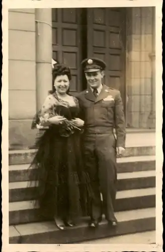 Ansichtskarte  Menschen/Soziales Leben - Liebespaare (Er in Uniform) 1950