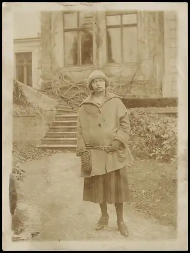 Soziales Leben - Frau in modischer Kleidung Stadtvilla 1922 Foto