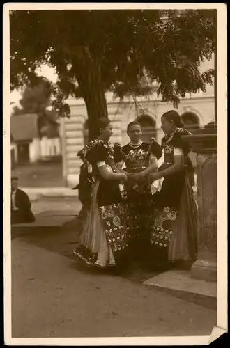 Postcard .Ungarn Peasant girls from Mezőkövesd Magyar in festival 1931