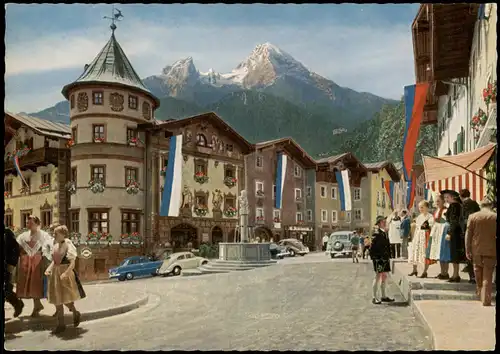 Berchtesgaden Marktplatz, Leute mit Trachtenkleidung, Autos 1960