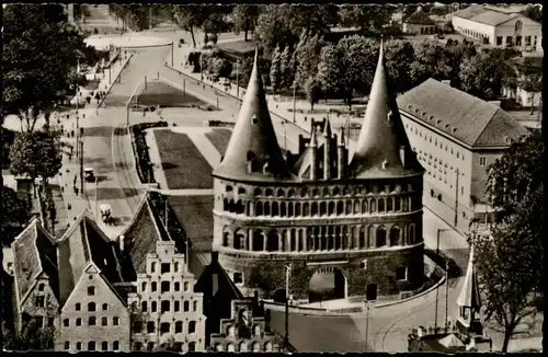 Ansichtskarte Lübeck Holstentor aus der Vogelschau des St. Petri Turms 1955