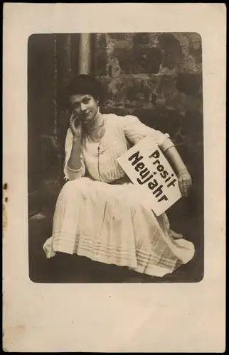 Neujahr Sylvester New Year Frau mit Schild Frühe Fotokunst 1913