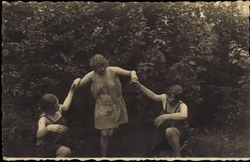 Foto  im Wald tanzende Frauen Erotik 1928 Privatfoto