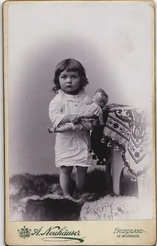 Kind mit Puppe,  Photo Neuhäuser aus FRIEDLAND in Böhmen 1900 Privatfoto CdV