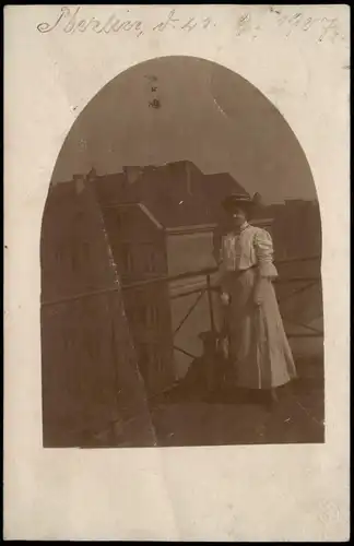 Ansichtskarte Berlin Frau in modischer Kleidung auf Terrasse 1907 Privatfoto