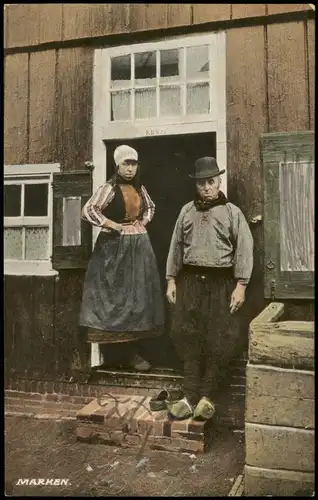 Marken-Waterland Insel Marken; Trachten Personen vor Hauseingang 1920