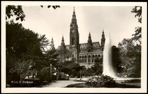 Ansichtskarte Wien Park mit Wasserkunst am Wiener Rathaus 1940