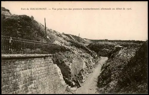 Douaumont Fort   Vue prise lors des premiers bombardements allemands 1916
