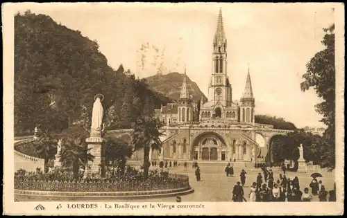CPA Lourdes Lorda La Basilique et la Vierge couronnée 1930