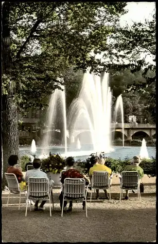 Ansichtskarte Bad Kissingen Rosengarten Leute sitzend vor Sprudel 1962