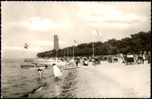 Ansichtskarte Laboe Marinedenkmal, belebter Strand 1956