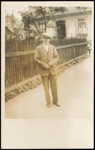 Menschen / Soziales Leben - Junger Mann vor Haus 1926 Privatfoto