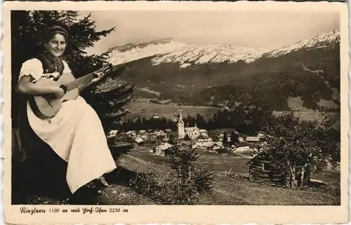 Riezlern-Mittelberg/Vorarlberg Sängerin mit Gitarre vor der Stadt 1938