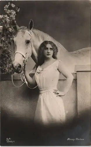 Ansichtskarte  Erotik, Frau Henny Porten mit Schimmel Pferd Fotokunst 1915