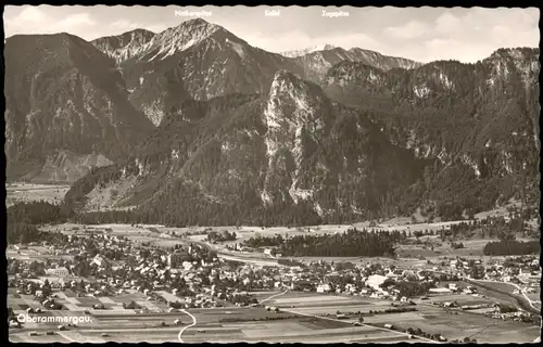 Oberammergau Passionsspieldorf gegen Notkarspitze, Kofel u. Zugspitze 1963