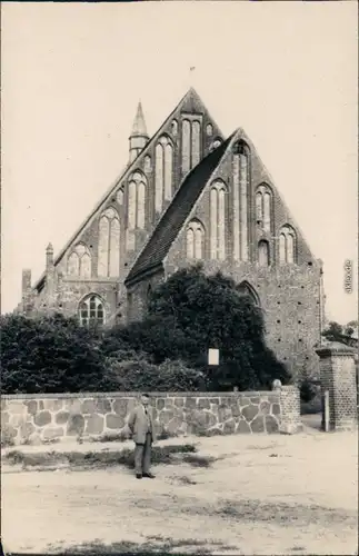 Ansichtskarte Wiek (Rügen) Mann vor Kirche Privatfoto 1939