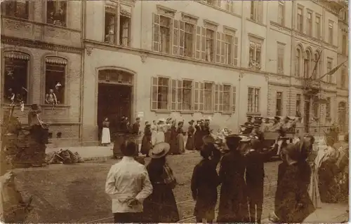 Foto  Militaria Menschen jubeln Auto mit Soldaten zu 1913 Privatfoto