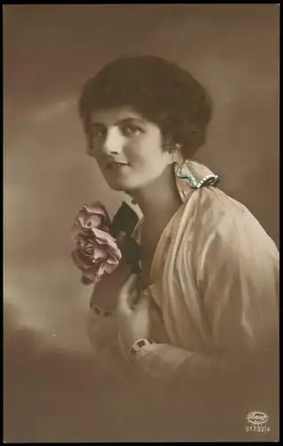 Frau Portrait-Foto teilcoloriert 1917   als Feldpost  Bahnpoststempel Zug 686