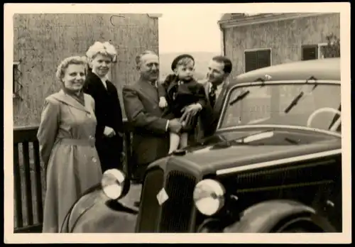 Soziales Leben - Gruppenfoto mit Kind vor altem Auto 1950 Privatfoto Foto