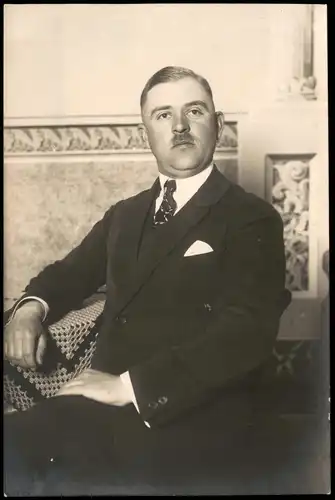 Soziales Leben - Männer; Mann in Anzug posiert für Foto 1940 Privatfoto Foto