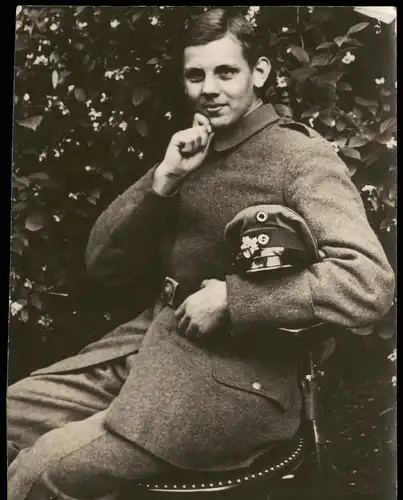 Militär Soldat uniformiert, Privataufnahme Foto Photo 1940 Privatfoto Foto