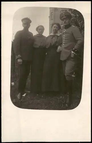 Militär/Propaganda - Soldaten in Uniform posieren mit Frauen 1915 Privatfoto
