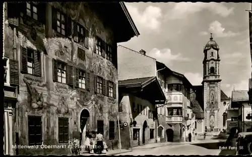 Ansichtskarte Mittenwald Obermarkt, Pfarrkirche, bemaltes Haus 1960