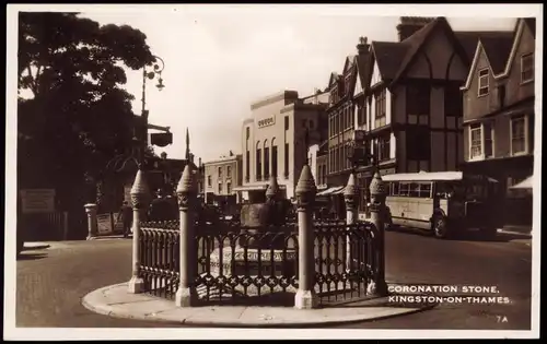 Postcard Kingston upon Thames-London CORONATION STONE, Bus 1936