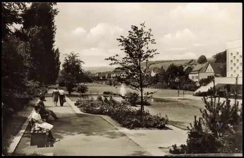 Ansichtskarte Bad Endbach Ortsansicht; Leute im Park 1960