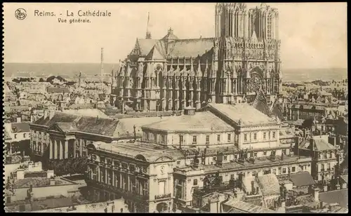 CPA Reims La Cathedrale Kathedrale Stadt Panorama 1916  1. WK Feldpost gelaufen