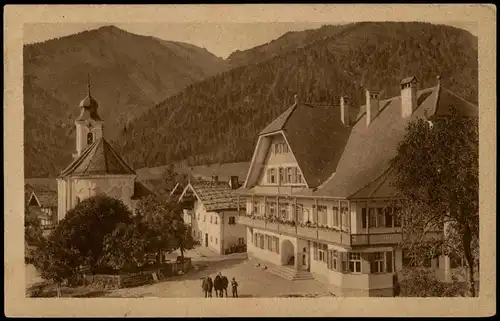 Ansichtskarte Schleching Ortsansicht; Personen vor großem Haus 1925