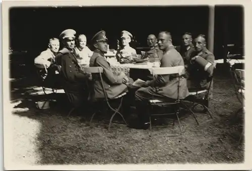 Hildburghausen Militärs Gruppenfoto im Garten Sachsenburg  1940 Privatfoto Foto
